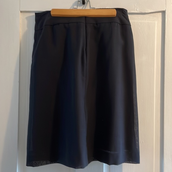 Banana Republic black crepe skirt with center front pleat - Picture 2 of 2